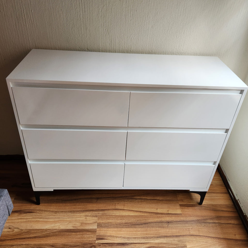 Chest of Drawers. Black Legs