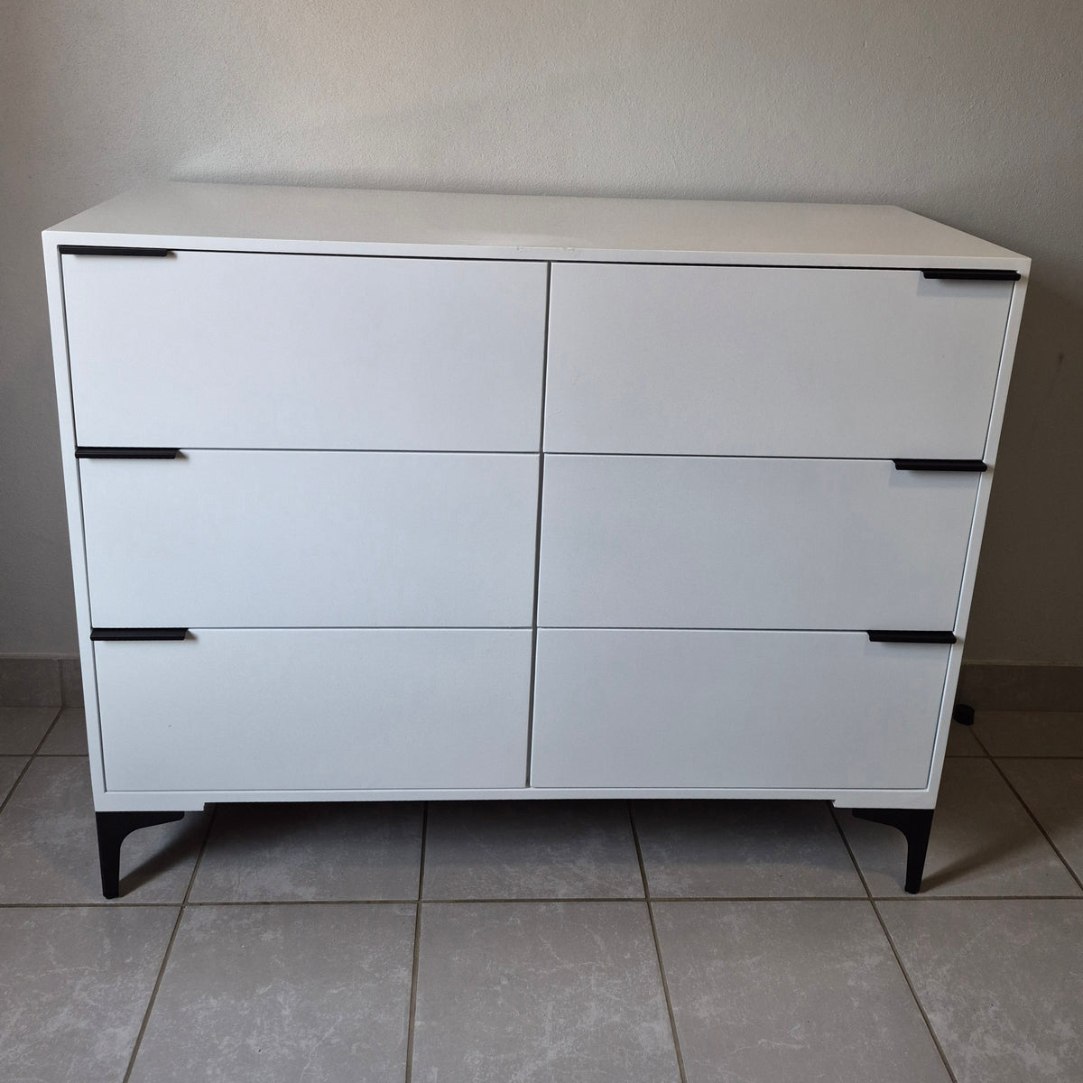 Chest of Drawers. Black Handles