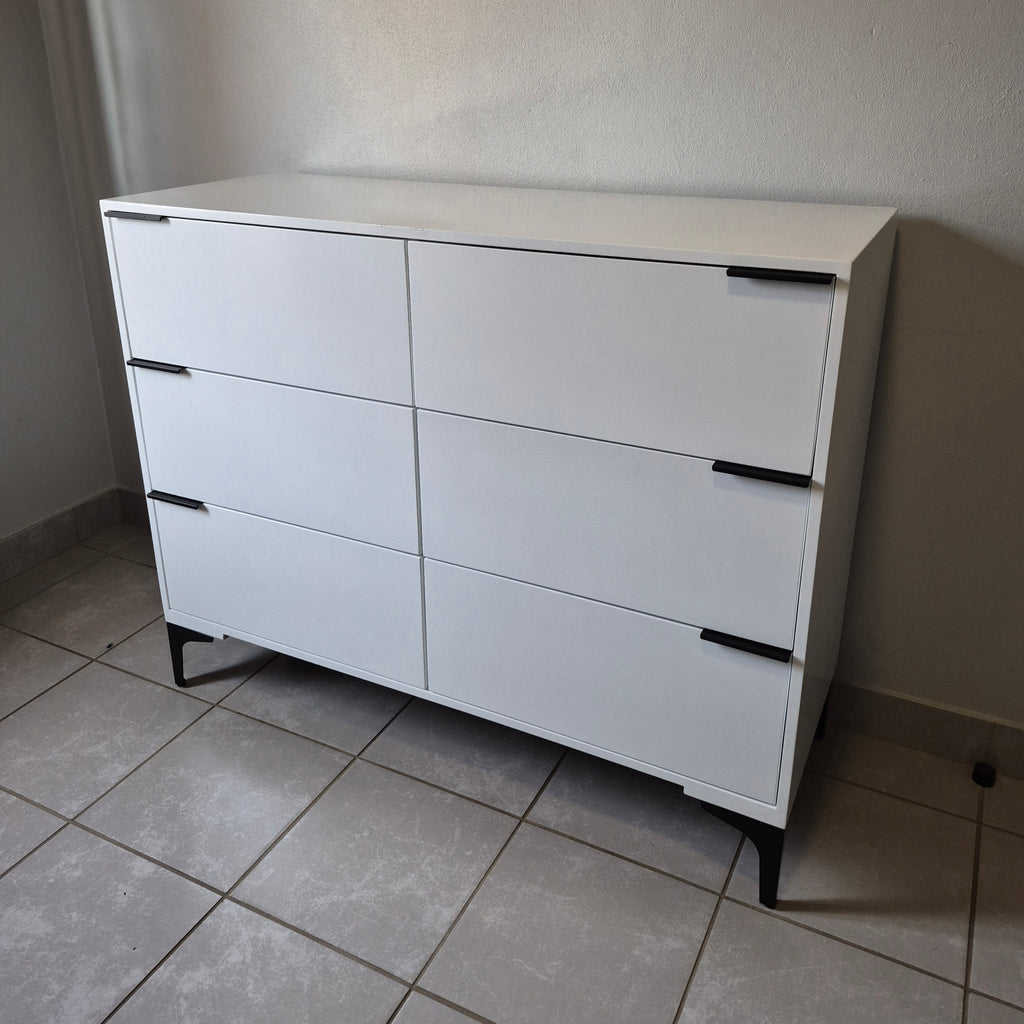 Chest of Drawers. Black Handles