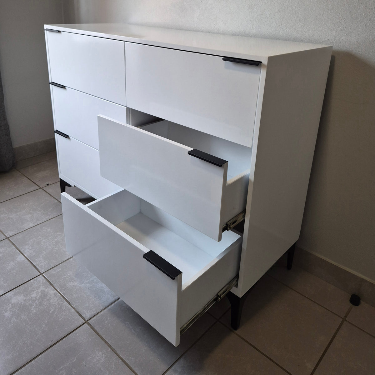 Chest of Drawers. Black Handles
