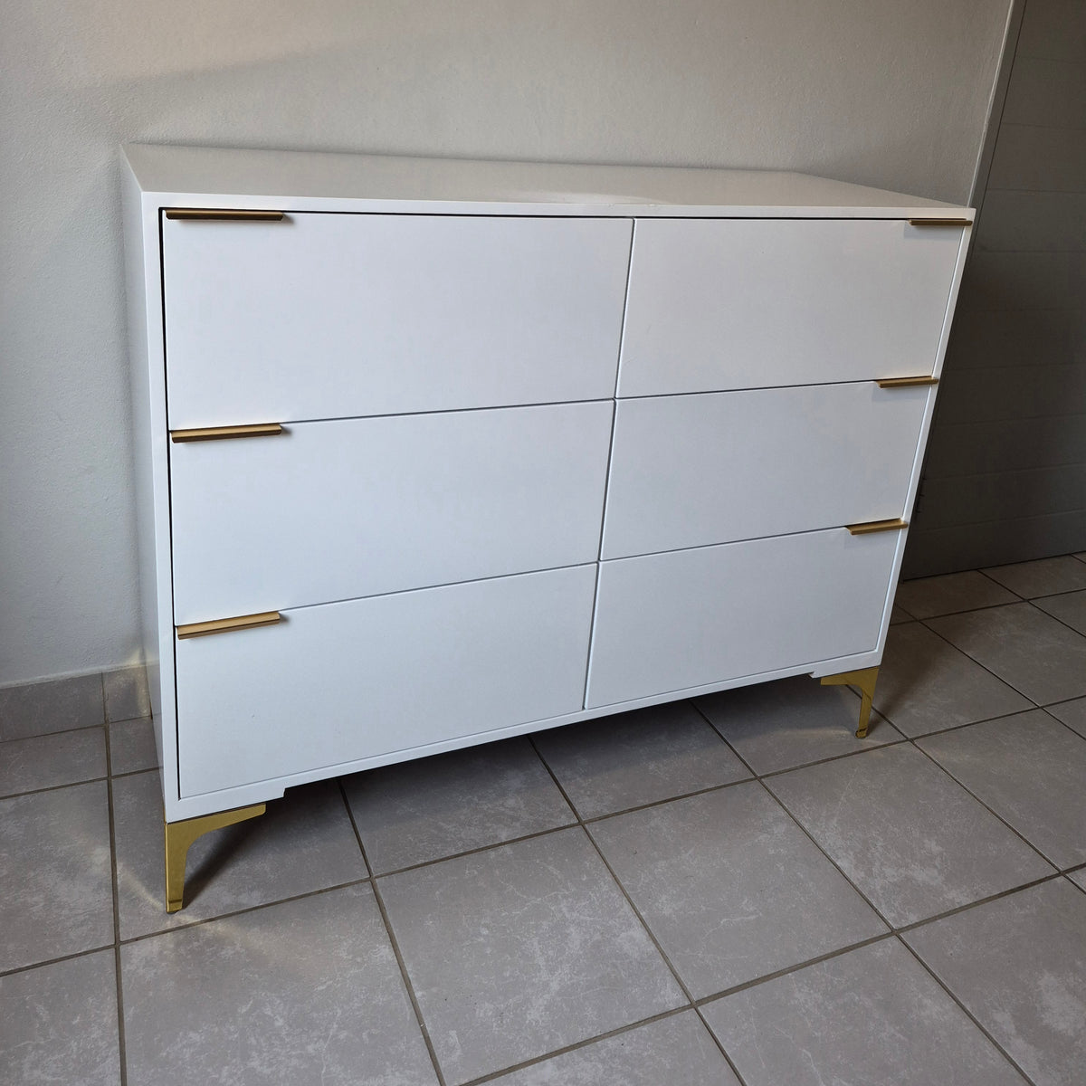 Chest of Drawers. Gold Handles