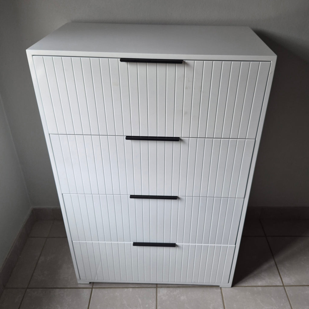 Chest of Drawers. Black Handles