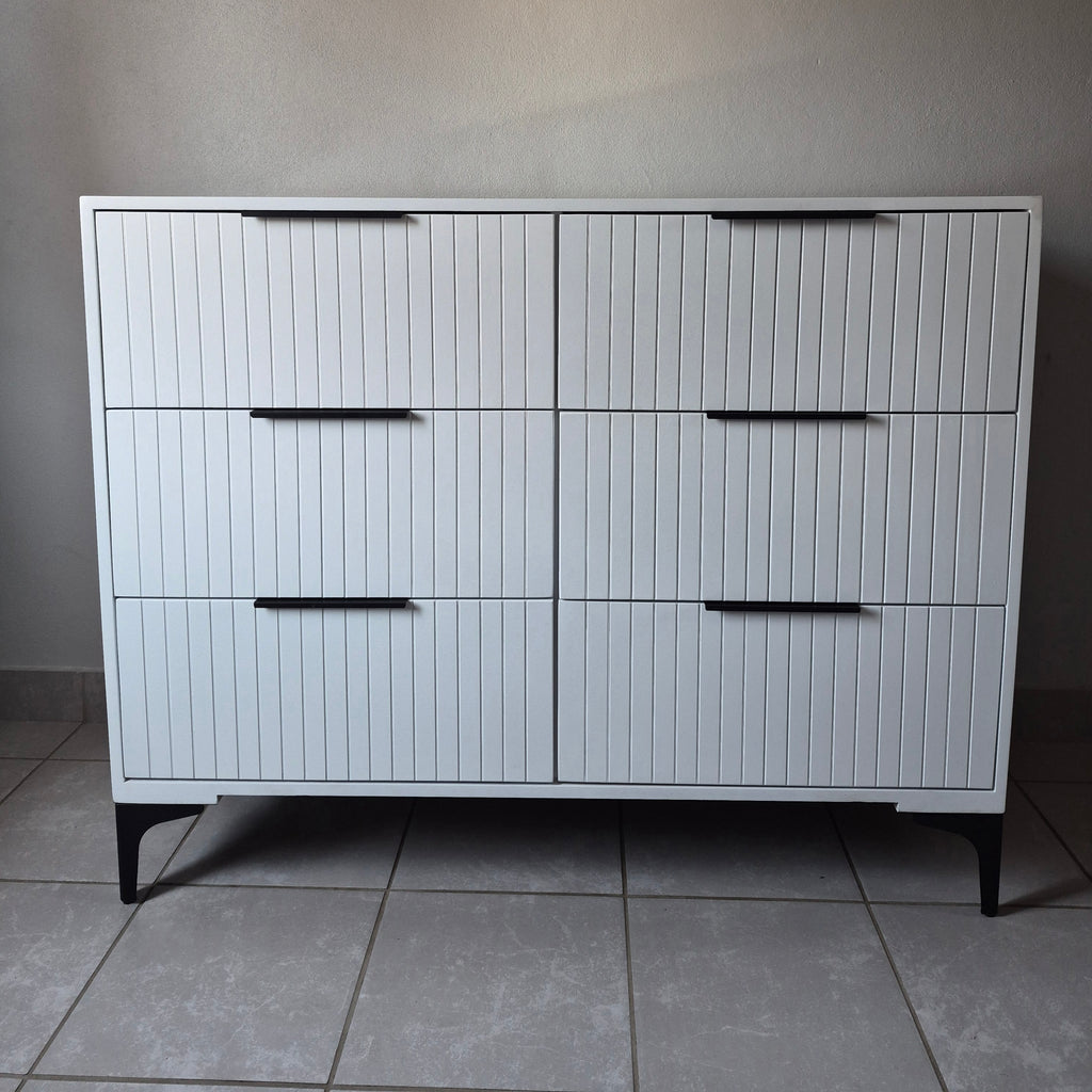 Chest of Drawers. Black Handles