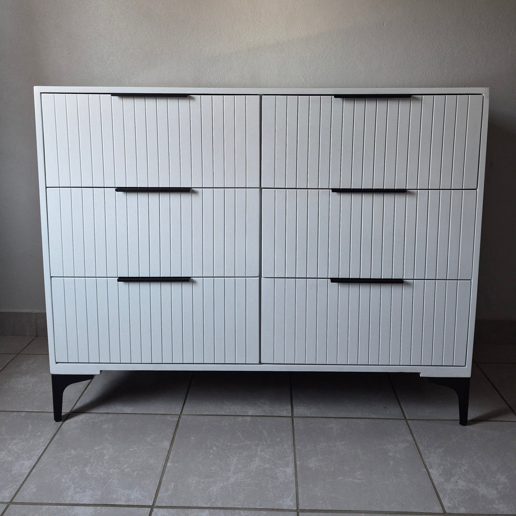 Chest of Drawers. Black Handles