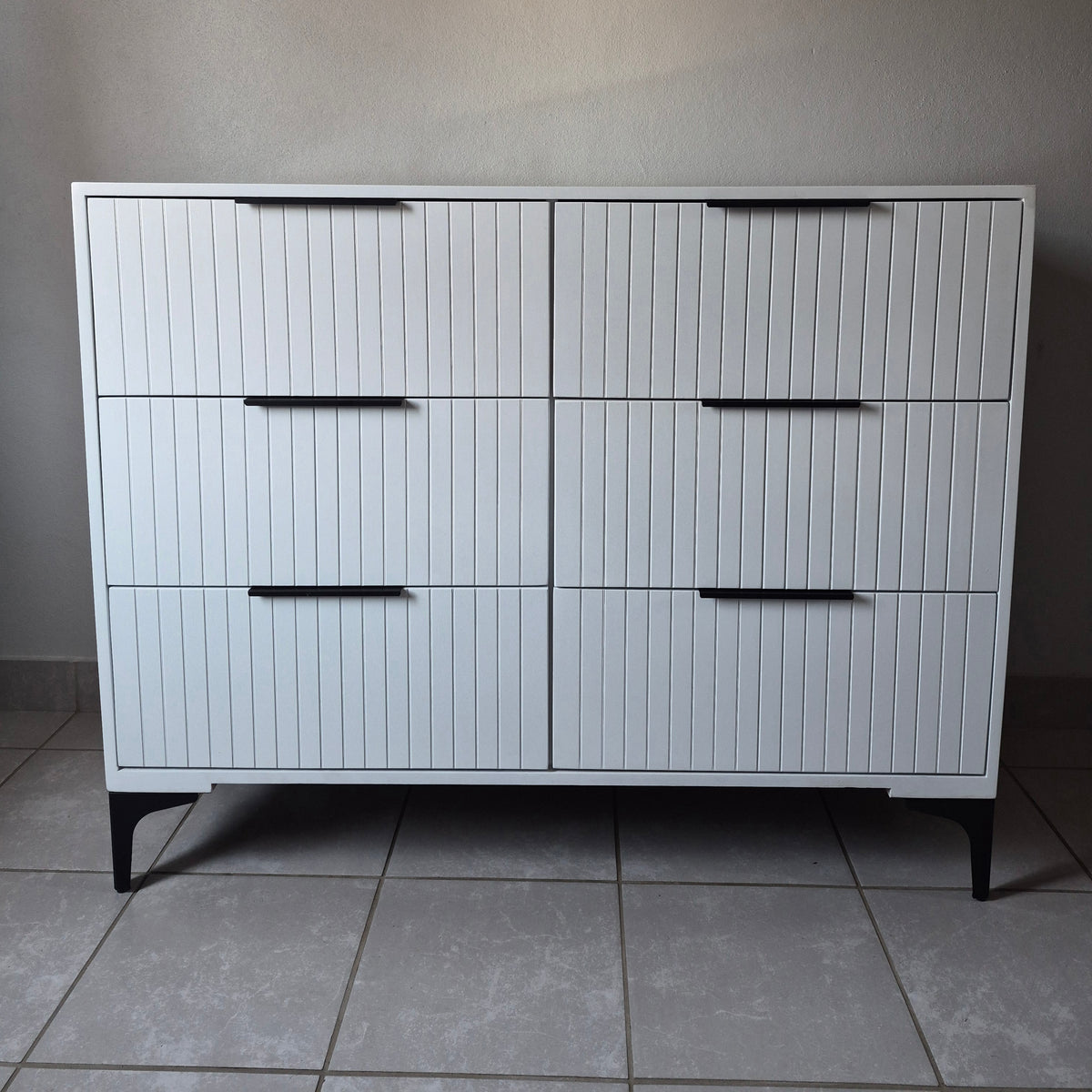 Chest of Drawers. Black Handles