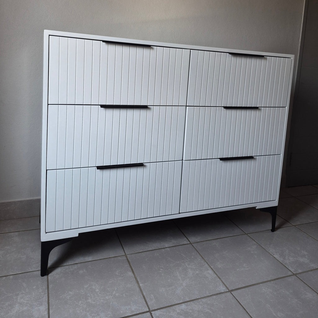 Chest of Drawers. Black Handles