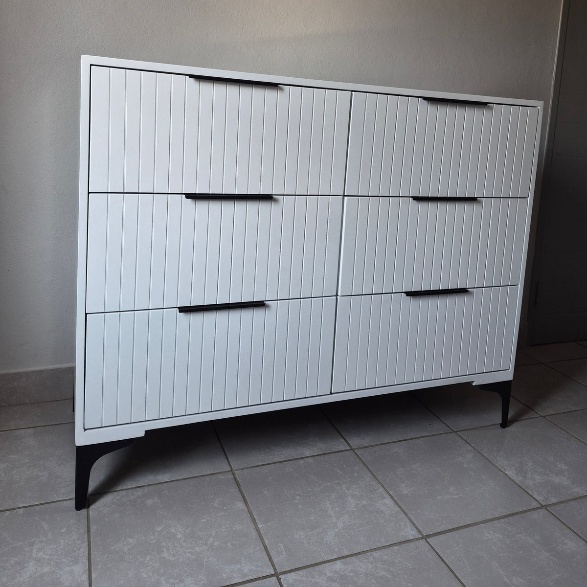 Chest of Drawers. Black Handles