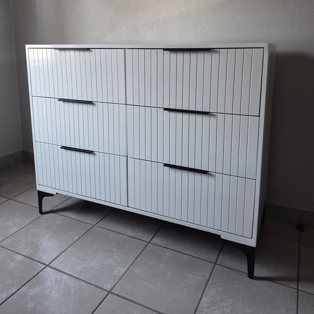 Chest of Drawers. Black Handles