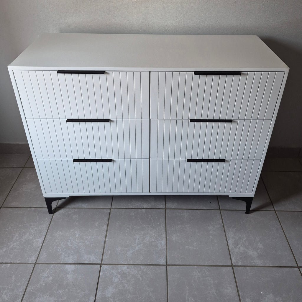 Chest of Drawers. Black Handles