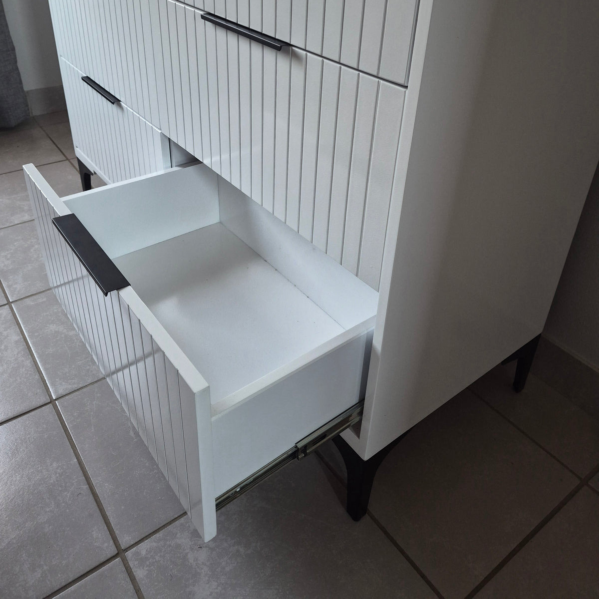 Chest of Drawers. Black Handles