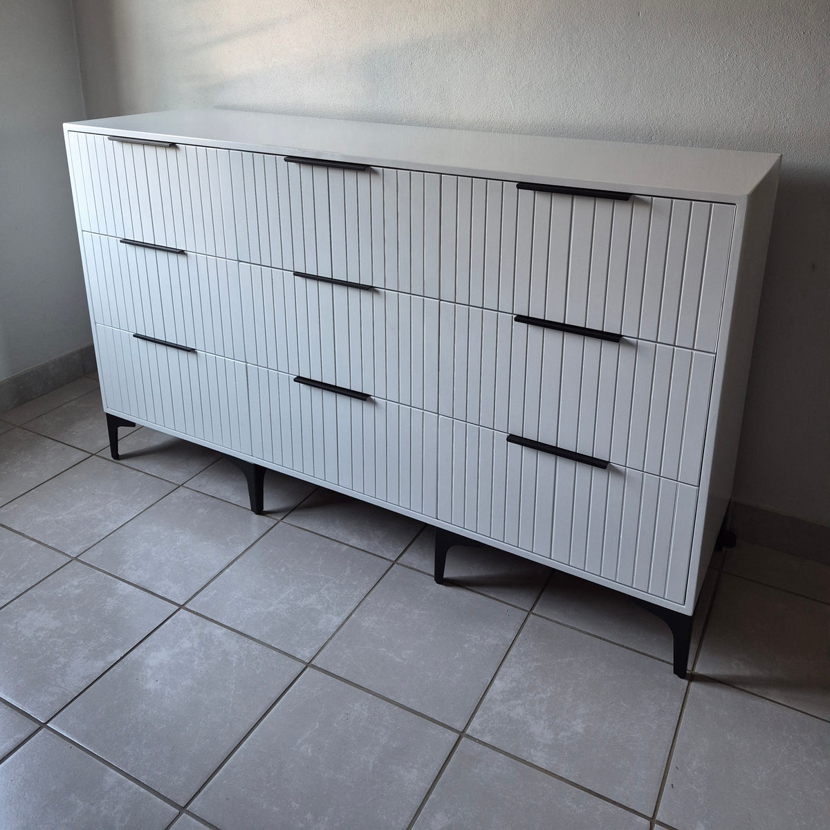 Chest of Drawers. Black Handles