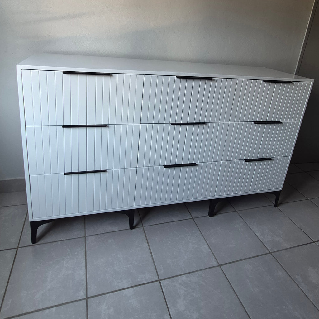 Chest of Drawers. Black Handles