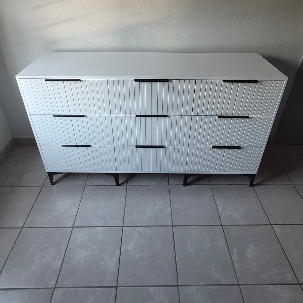 Chest of Drawers. Black Handles