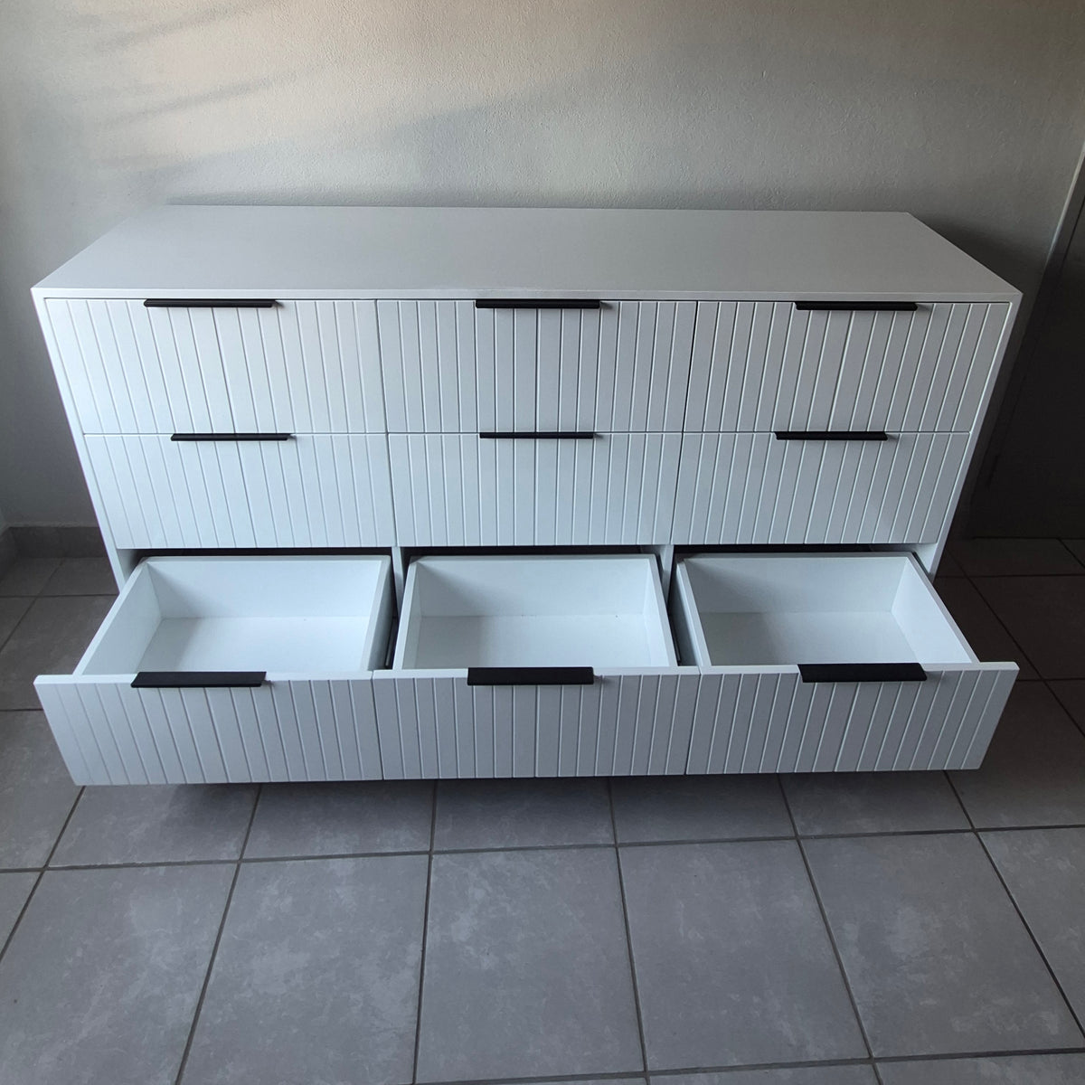 Chest of Drawers. Black Handles
