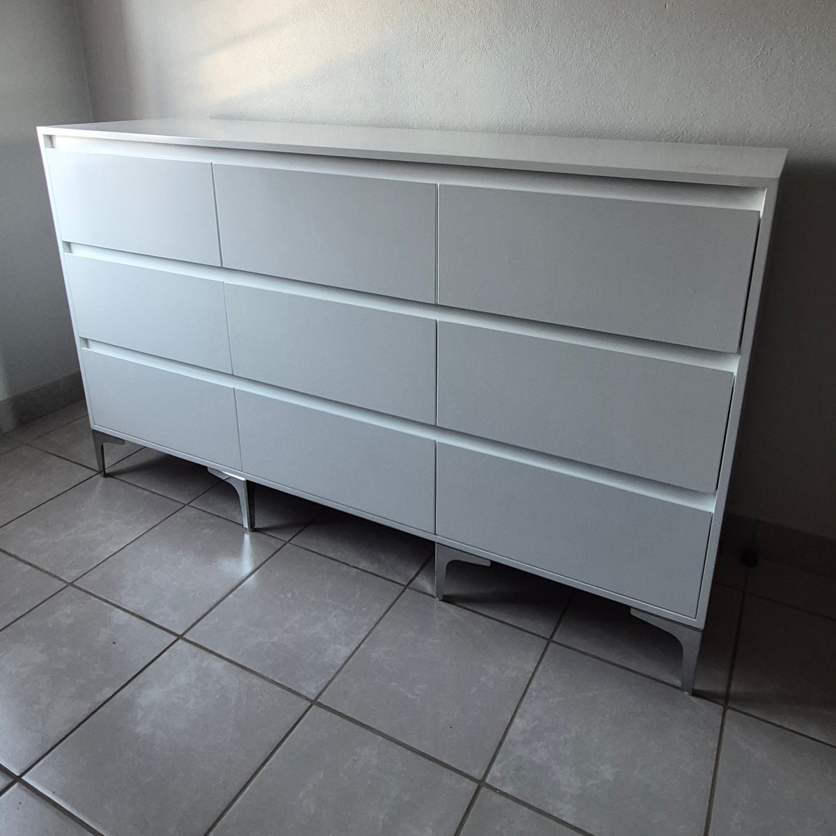 Chest of Drawers. Silver Legs