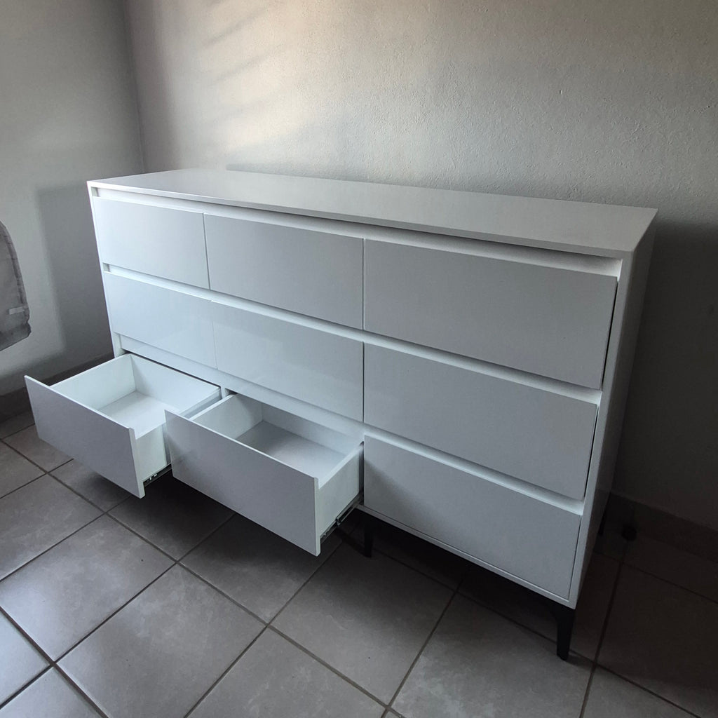 Chest of Drawers. Black Legs