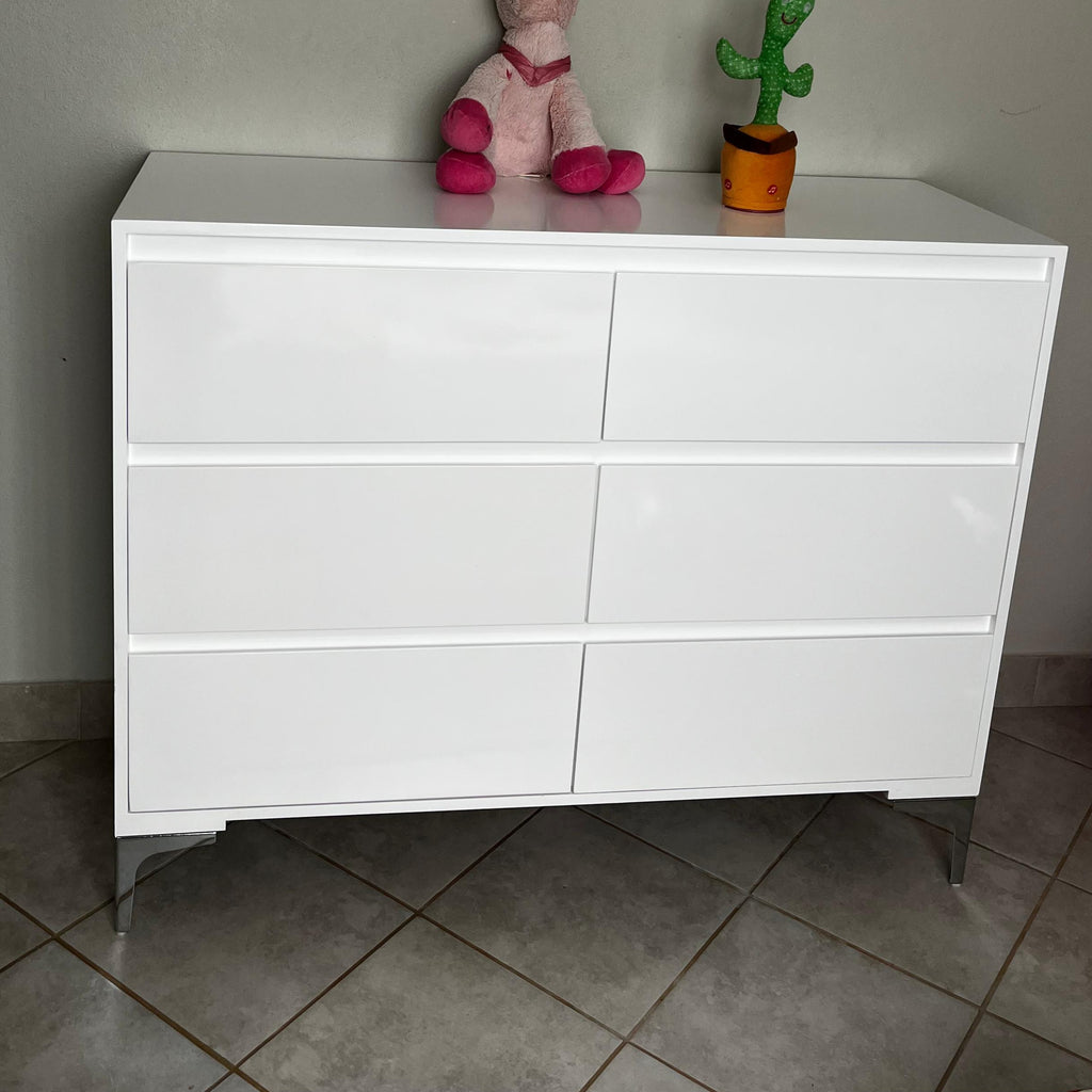 Chest of Drawers. Silver Legs