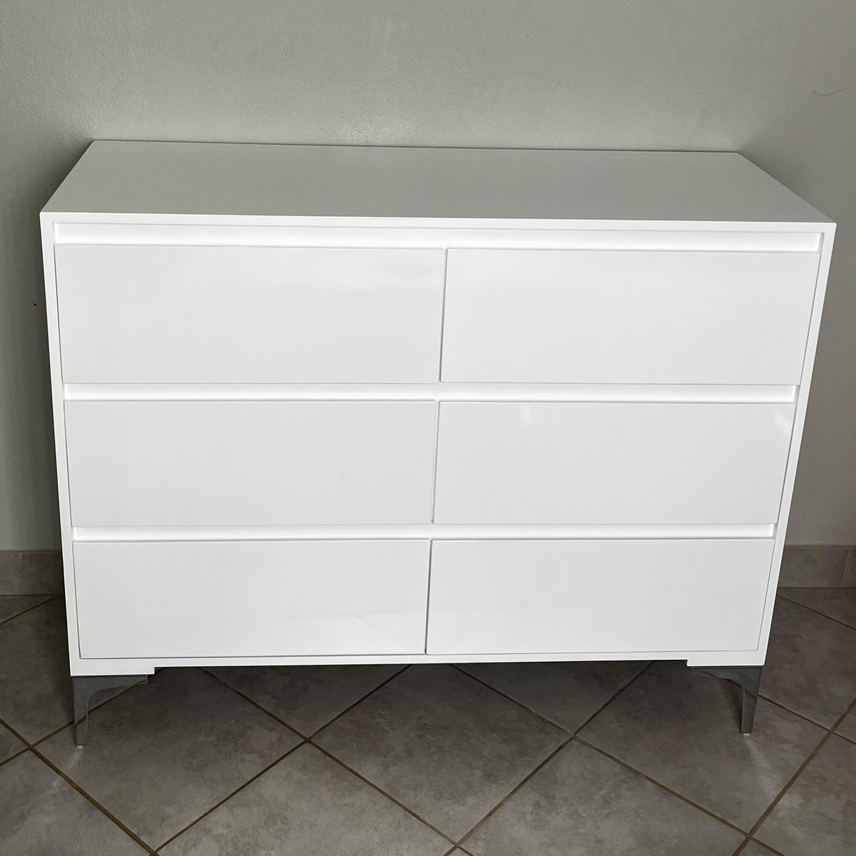 Chest of Drawers. Silver Legs