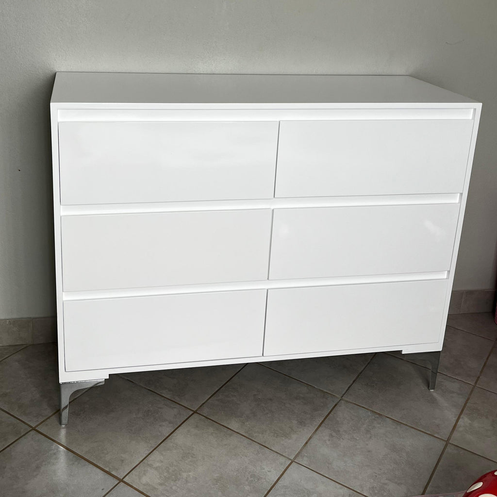 Chest of Drawers. Silver Legs
